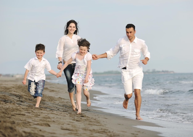 gelukkig jong gezin veel plezier en een gezonde levensstijl op het strand