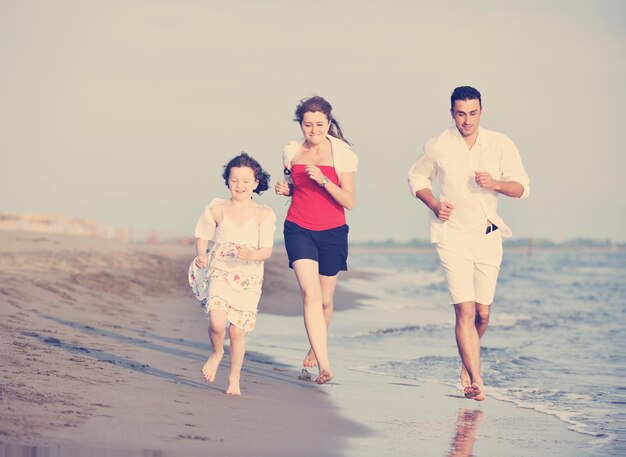 gelukkig jong gezin veel plezier en een gezonde levensstijl op het strand