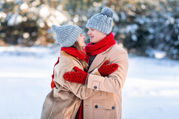 Gelukkig jong kaukasisch stel in stijlvolle outfits die plezier hebben in het wijnpark, knuffelen, lachen, samen genieten van de eerste sneeuw, ruimte kopiëren. Familie, paar, man en vrouw buitenshuis Concept