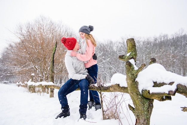 Gelukkig jong koppel in de winter