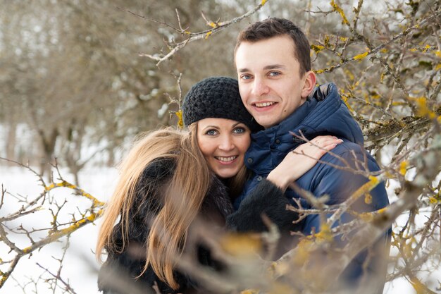 Gelukkig jong koppel in wintertuin