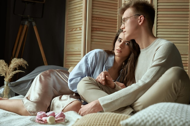 Gelukkig jong koppel knuffelen op bed