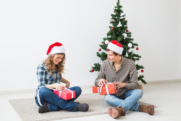 Gelukkig jong koppel vieren kerst thuis.