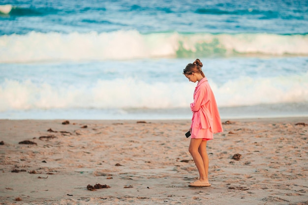 Gelukkig jong meisje geniet van tropische strandvakantie