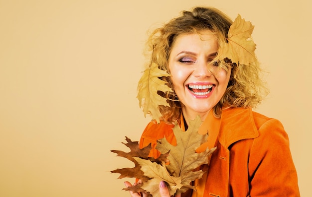 Gelukkig jong meisje met herfstblad modetrends voor herfst herfst vrouw met gouden bladeren herfst