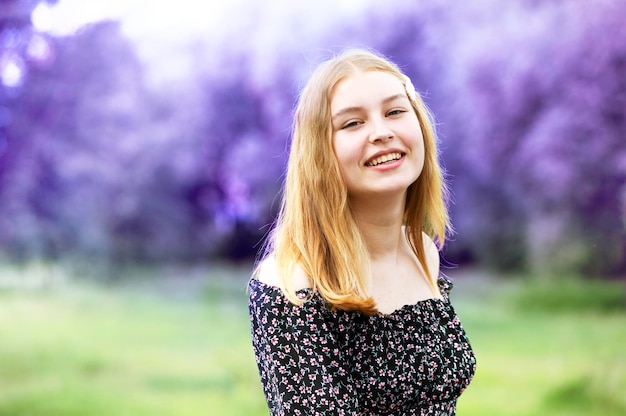 Gelukkig jong meisje op een lila zomerachtergrond