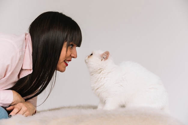 Foto gelukkig jong meisje poseren met haar kat