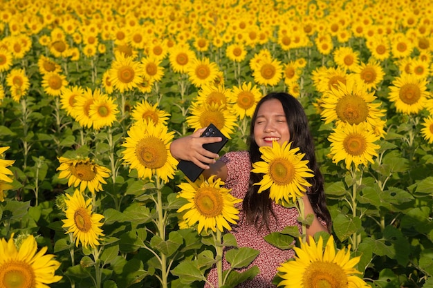 Gelukkig jong meisje selfie met mooie zonnebloem en blauwe lucht