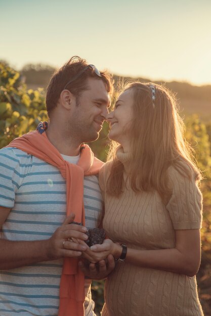 Gelukkig jong paar dat baby, zwangere vrouw met echtgenoot wat betreft buik verwacht.