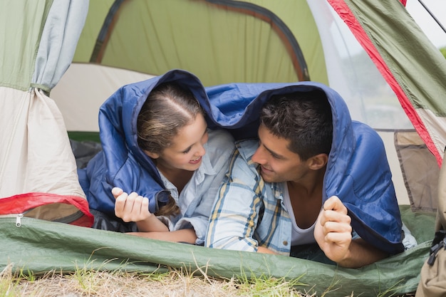 Gelukkig jong paar dat in tent ligt