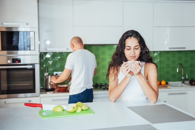 Gelukkig jong paar dat koffie in de keuken heeft