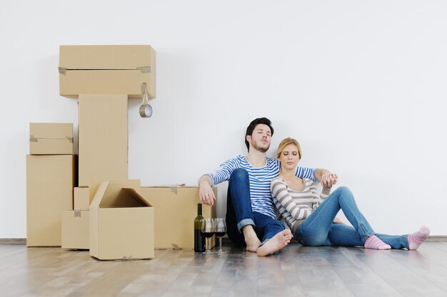 Gelukkig jong paar dat zich in nieuw huis beweegt