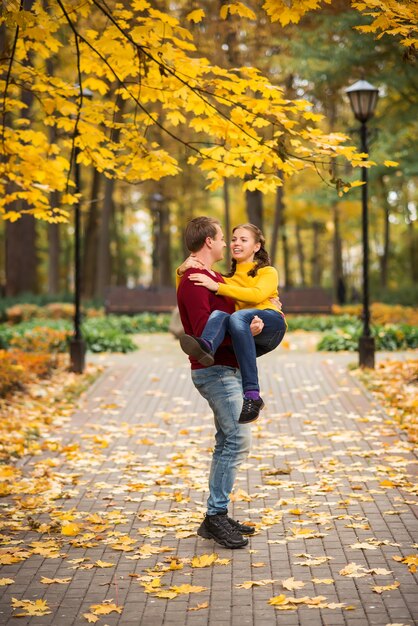 Gelukkig jong paar in het de herfstpark