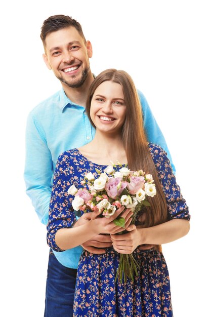 Gelukkig jong paar met boeket bloemen op witte achtergrond