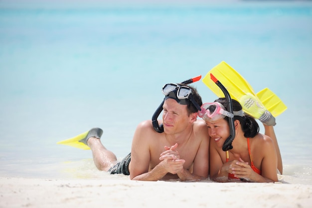 gelukkig jong romantisch verliefd stel veel plezier met rennen en ontspannen op het prachtige strand