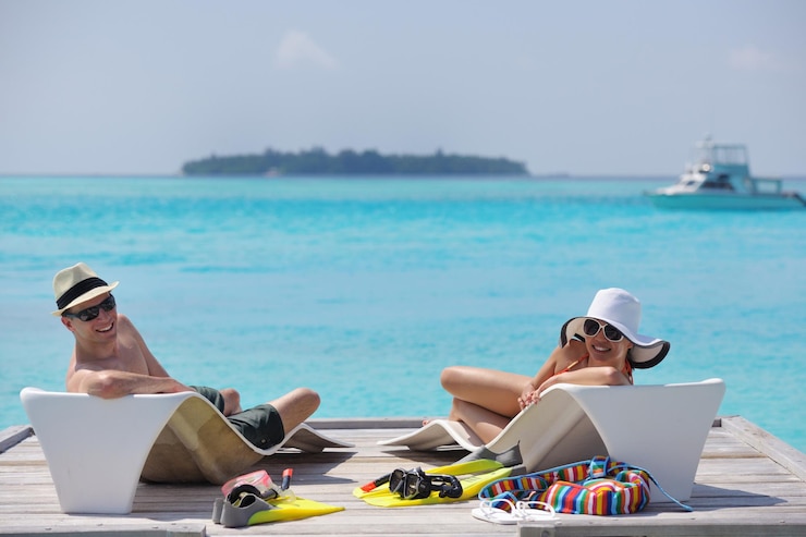 Foto gelukkig jong romantisch verliefd stel veel plezier met rennen en ontspannen op het prachtige strand