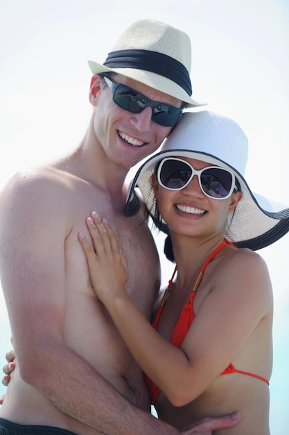 gelukkig jong romantisch verliefd stel veel plezier met rennen en ontspannen op het prachtige strand