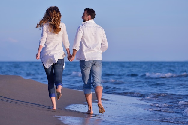 gelukkig jong romantisch verliefd stel veel plezier op het prachtige strand op een mooie zomerdag