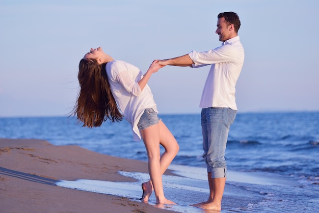 gelukkig jong romantisch verliefd stel veel plezier op het prachtige strand op een mooie zomerdag