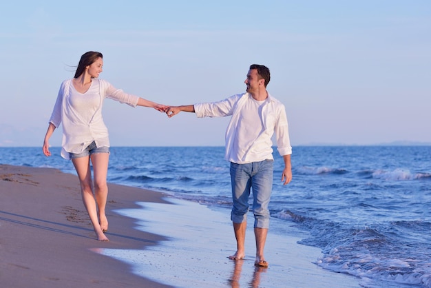 gelukkig jong romantisch verliefd stel veel plezier op het prachtige strand op een mooie zomerdag