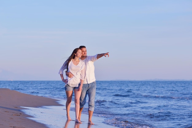 gelukkig jong romantisch verliefd stel veel plezier op het prachtige strand op een mooie zomerdag