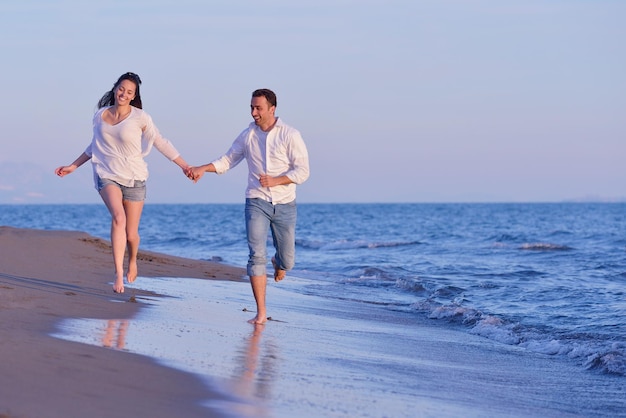 gelukkig jong romantisch verliefd stel veel plezier op het prachtige strand op een mooie zomerdag