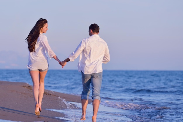 gelukkig jong romantisch verliefd stel veel plezier op het prachtige strand op een mooie zomerdag