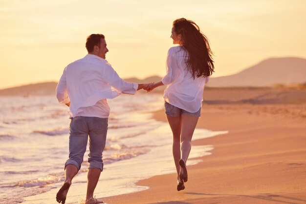 gelukkig jong romantisch verliefd stel veel plezier op het prachtige strand op een mooie zomerdag