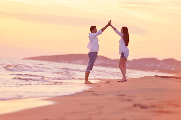 gelukkig jong romantisch verliefd stel veel plezier op het prachtige strand op een mooie zomerdag