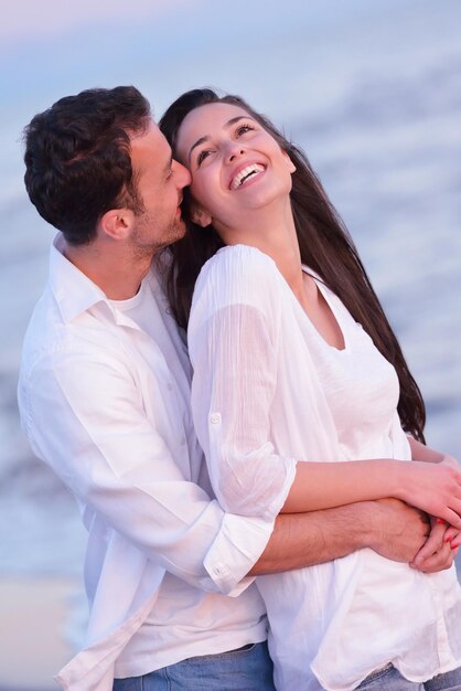 gelukkig jong romantisch verliefd stel veel plezier op het prachtige strand op een mooie zomerdag