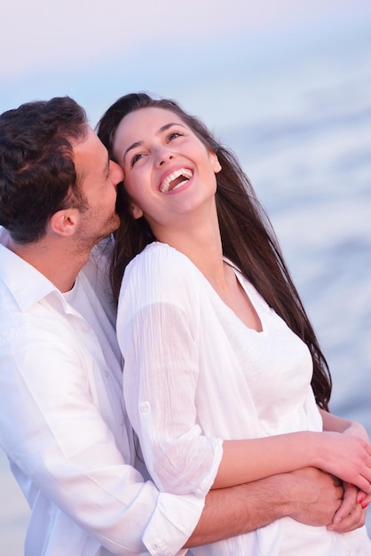 gelukkig jong romantisch verliefd stel veel plezier op het prachtige strand op een mooie zomerdag