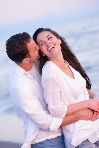 gelukkig jong romantisch verliefd stel veel plezier op het prachtige strand op een mooie zomerdag