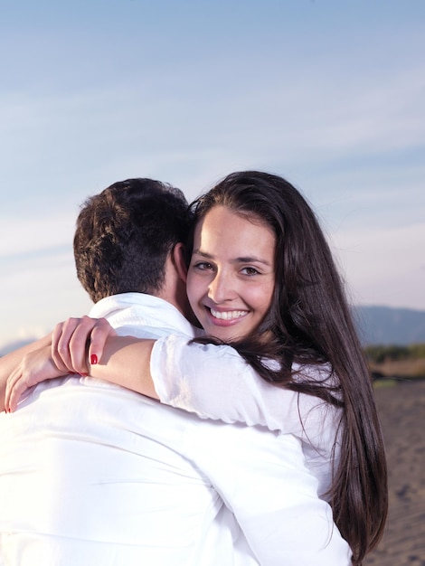 gelukkig jong romantisch verliefd stel veel plezier op het prachtige strand op een mooie zomerdag