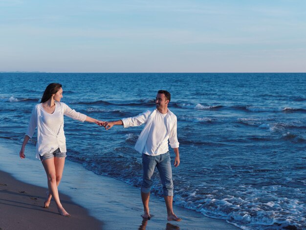 gelukkig jong romantisch verliefd stel veel plezier op het prachtige strand op een mooie zomerdag