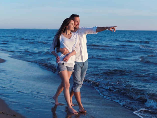 gelukkig jong romantisch verliefd stel veel plezier op het prachtige strand op een mooie zomerdag