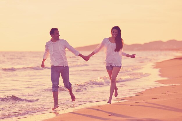 gelukkig jong romantisch verliefd stel veel plezier op het prachtige strand op een mooie zomerdag