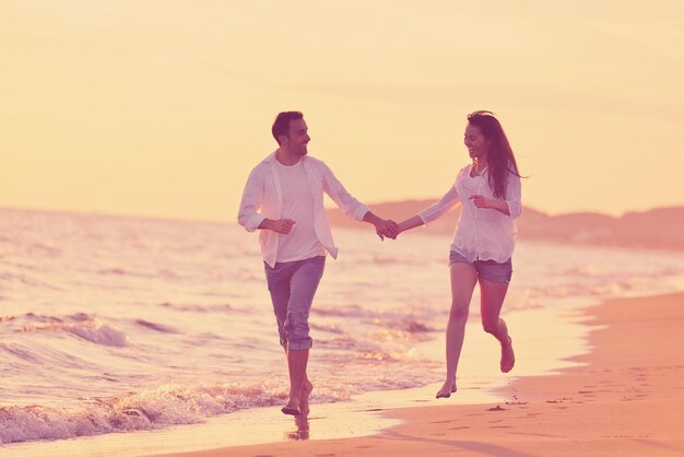 gelukkig jong romantisch verliefd stel veel plezier op het prachtige strand op een mooie zomerdag