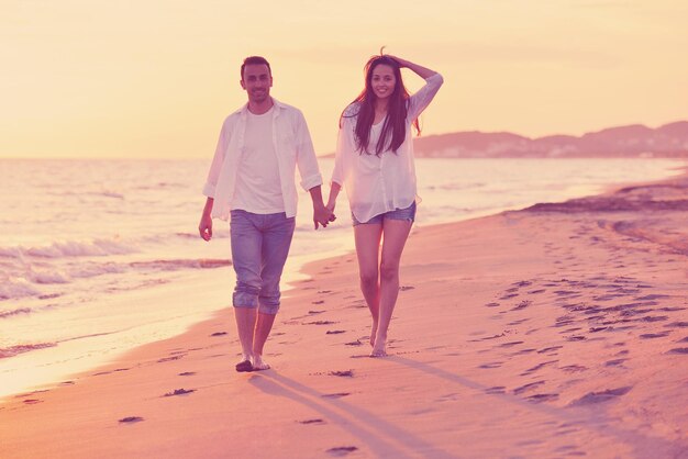 gelukkig jong romantisch verliefd stel veel plezier op het prachtige strand op een mooie zomerdag