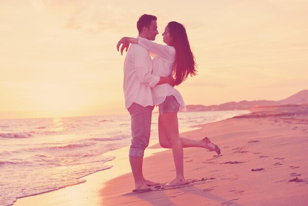 gelukkig jong romantisch verliefd stel veel plezier op het prachtige strand op een mooie zomerdag