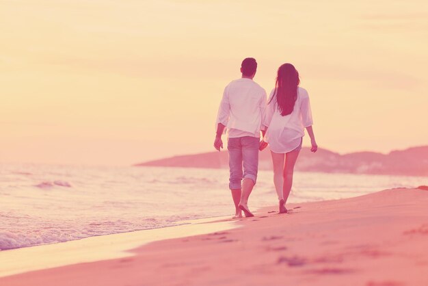 gelukkig jong romantisch verliefd stel veel plezier op het prachtige strand op een mooie zomerdag