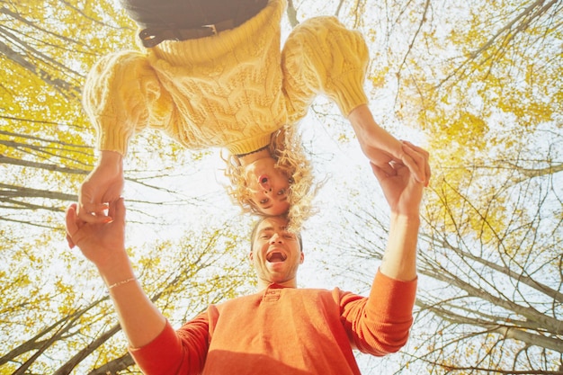 Gelukkig jong stel buiten op een mooie herfstdag in het bos