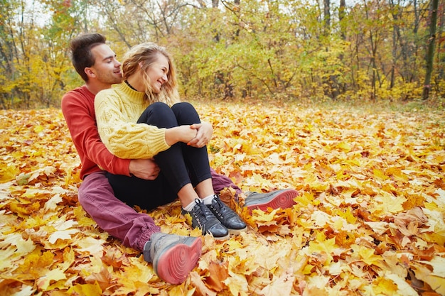 Gelukkig jong stel buiten op een mooie herfstdag in het bos