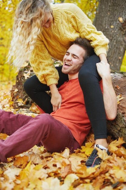 Gelukkig jong stel buiten op een mooie herfstdag in het bos