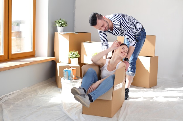 Gelukkig jong stel dozen uitpakken of inpakken en verhuizen naar een nieuw huis jong stel