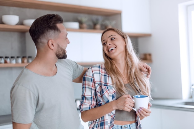 Gelukkig jong stel in de keuken in goedemorgentijd