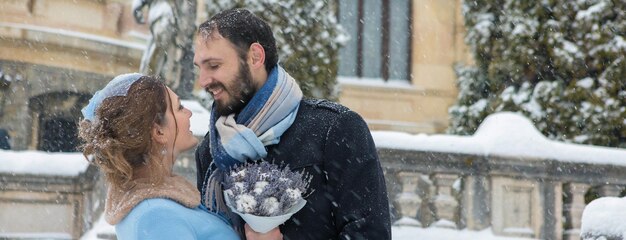 Gelukkig jong stel in Winter Park Familie buiten bij het kasteel