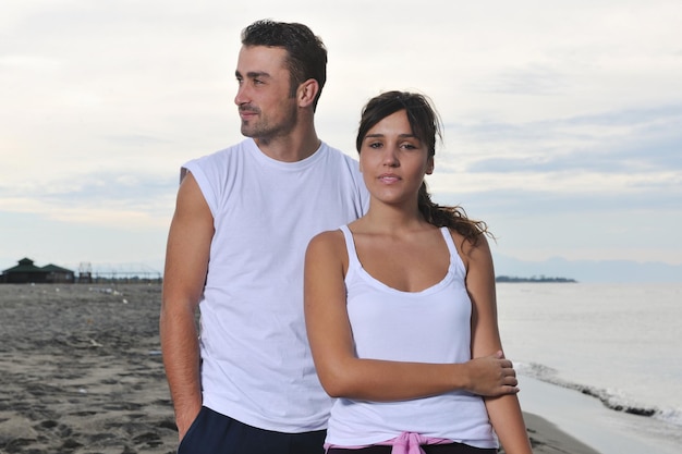 gelukkig jong stel in witte kleding heeft romantische recreatie en plezier op het prachtige strand tijdens vakanties