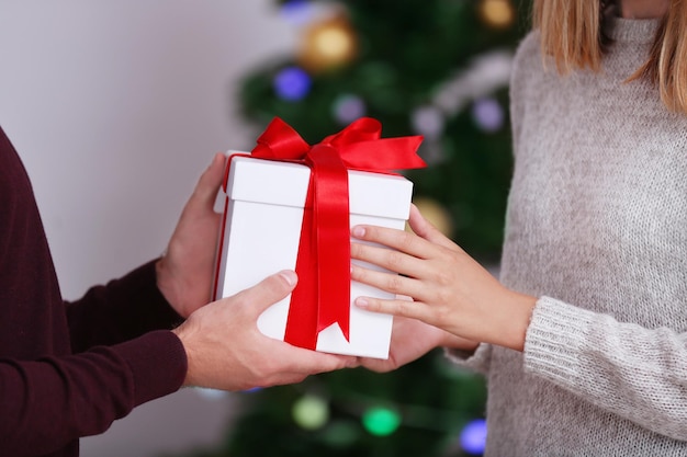 Gelukkig jong stel met kerstcadeau thuis