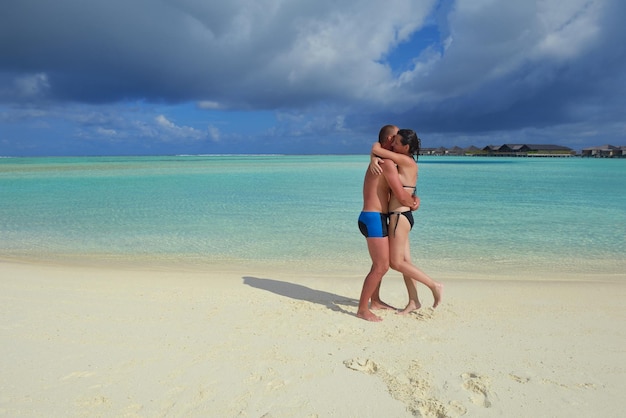 gelukkig jong stel op zomervakantie veel plezier en ontspan op een mooie zonnige dag op het strand