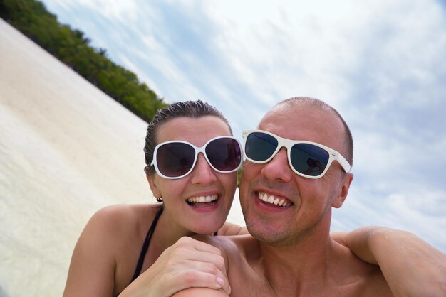 gelukkig jong stel op zomervakantie veel plezier en ontspan op een mooie zonnige dag op het strand